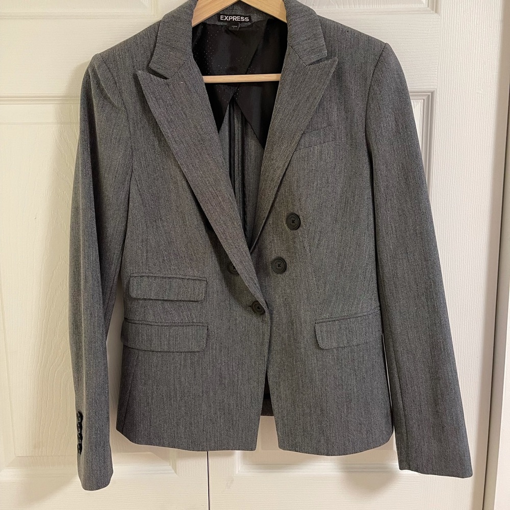 Look as new suit by Express size 6 runs big